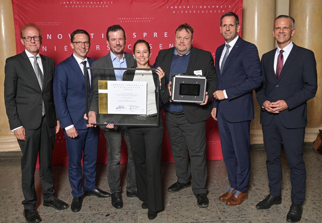 Sovanna Chhoeung und ihr Team beim Innovationspreis Niedersachsen.
